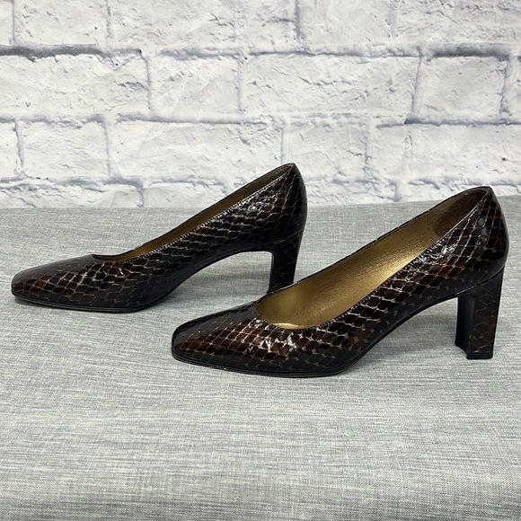 Stuart Weitzman BROWN PATENT SNAKE CLASSIC HEEL PUMPS - Picture 2 of 10